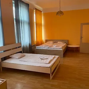 Bed & Breakfast Club, Praga